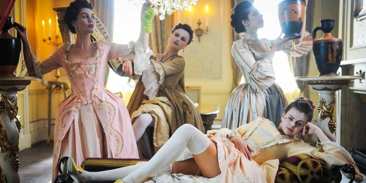 Imagem de um still promocional de Harlots, com quatro funcionárias de bordéis