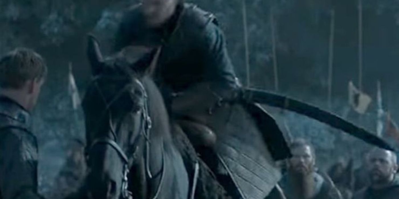 Jon Snow empunha uma espada de borracha a cavalo em Game of Thrones.