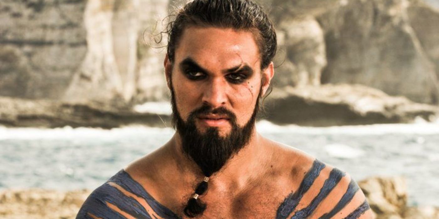 Khal Drogo (Jason Momoa) se encuentra frente a un río en movimiento el día de su boda en Juego de Tronos