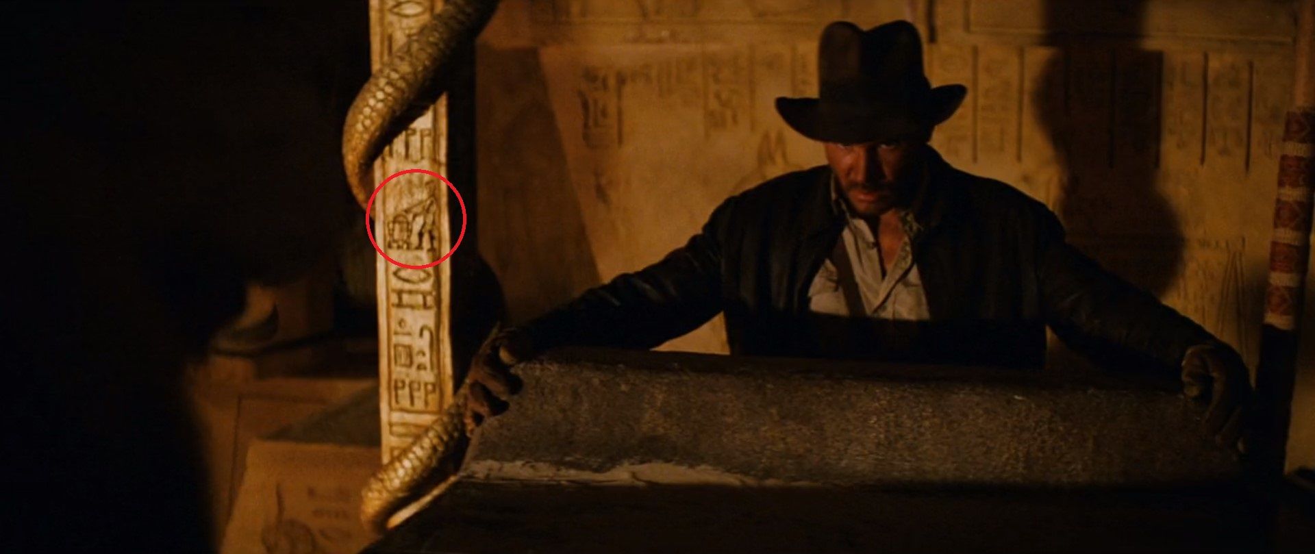 Hieroglyphs in Raiders of the Lost Ark depict C-3PO and R2-D2