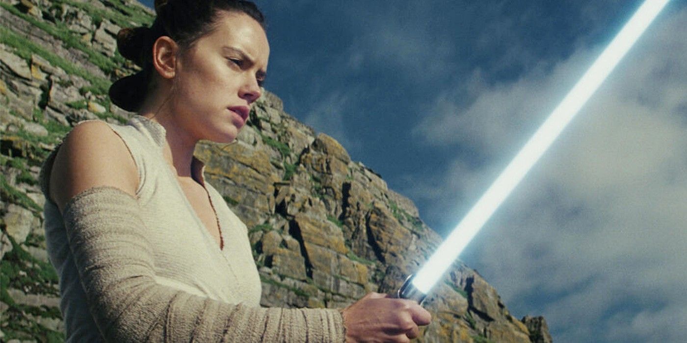Rey Activates Her Lightsaber In Star Wars The Last Jedi