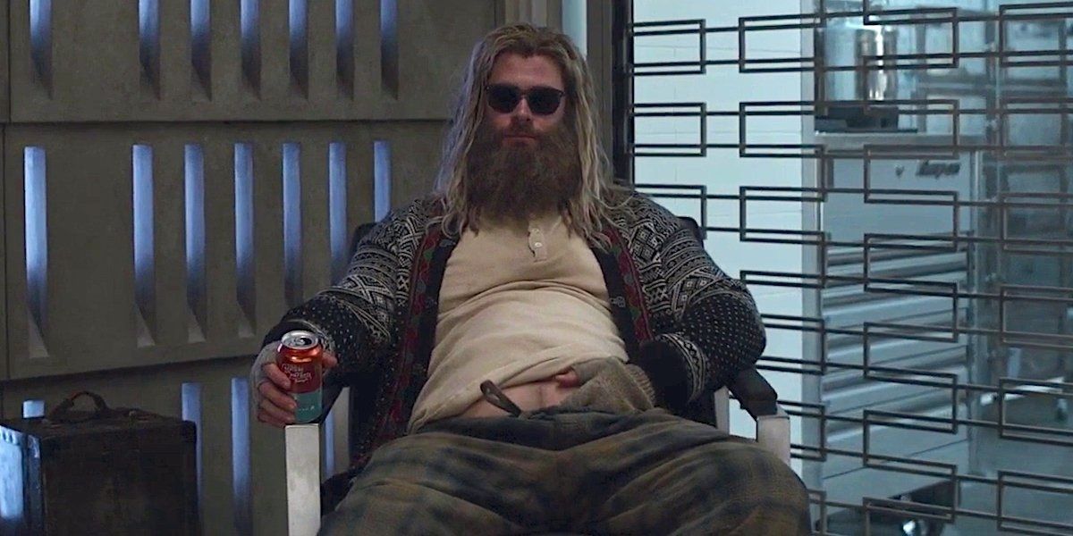 Chris Hemsworth'un Thor'u Avengers: Endgame'de Fat Thor gibi bir sandalyeye oturuyor