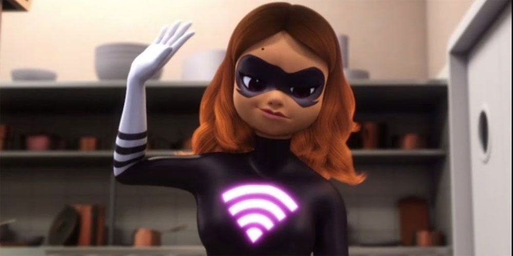 Alya levanta a mão enquanto está em pé em uma cozinha de restaurante. 