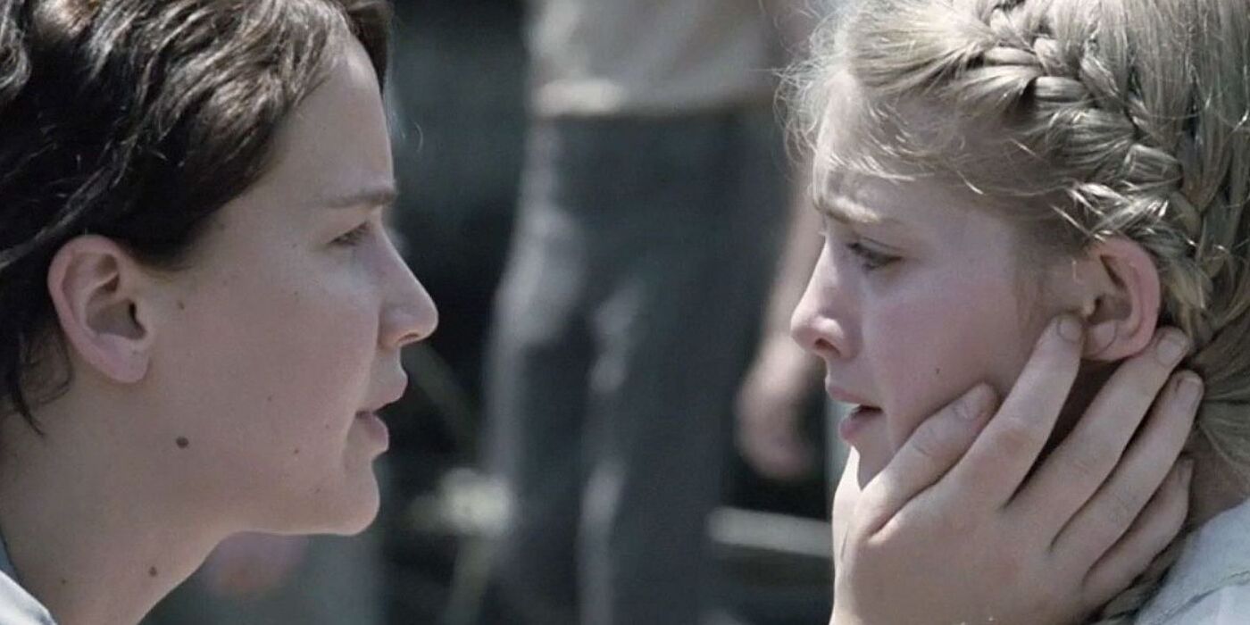 Katniss conforta Prim na Colheita em Jogos Vorazes.