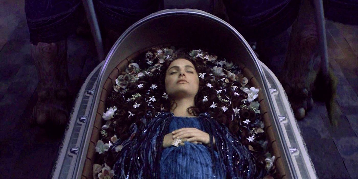 Padme (Natalie Portman) is transported in her coffin while still appearing pregnant