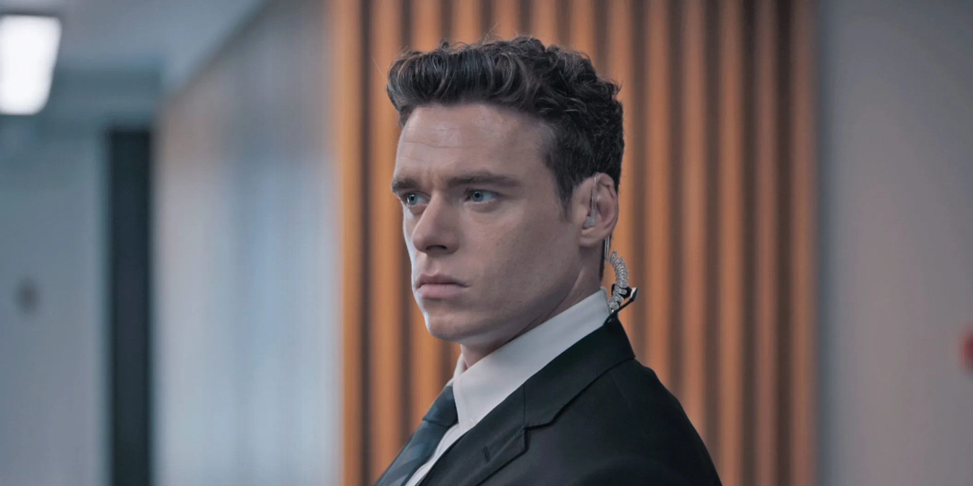 Richard Madden parece preocupado com o guarda -costas