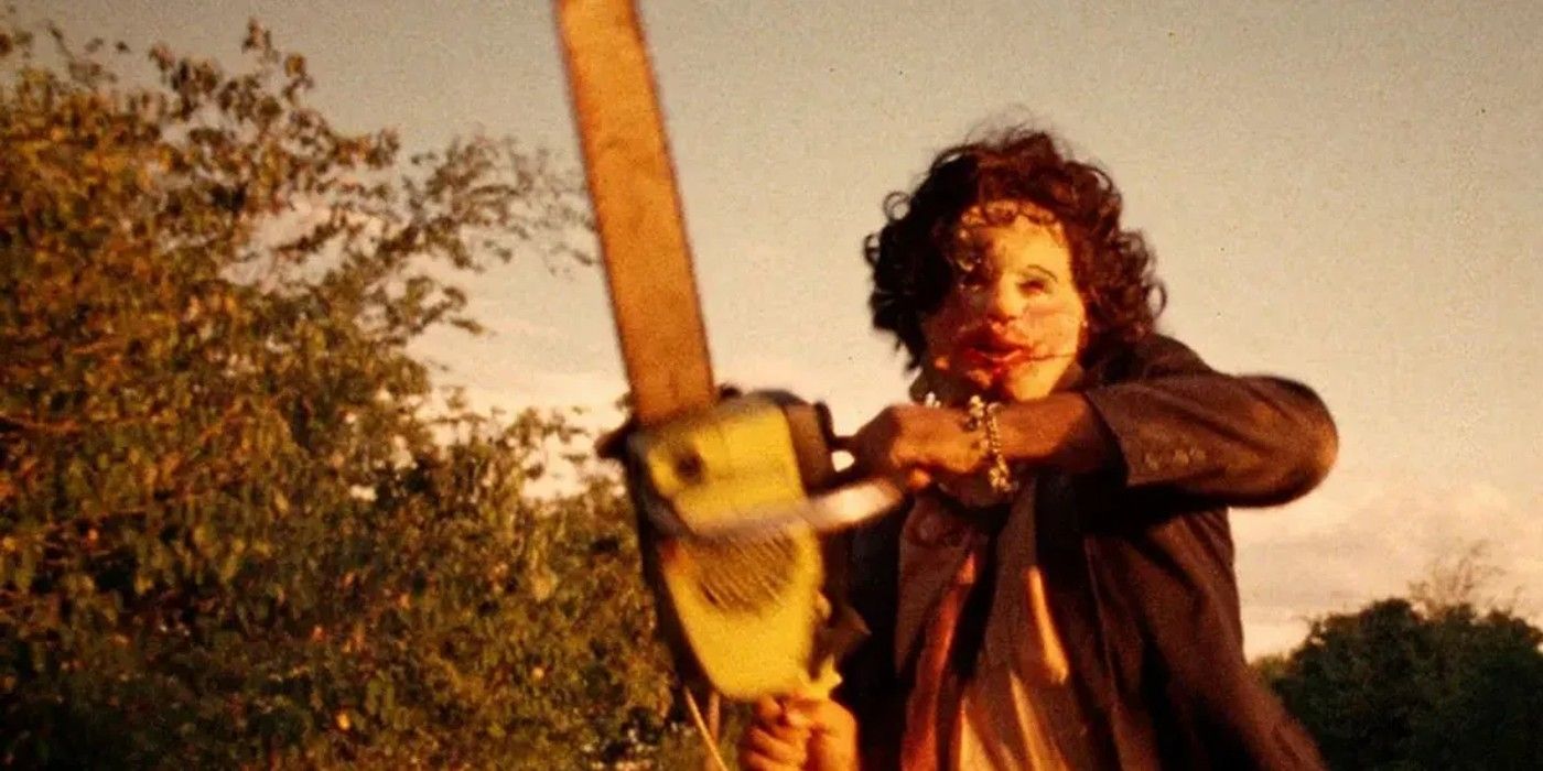 1970'lerde Texas Chainsaw Massacre filminden bir kare - Leatherface elinde testere tutuyor