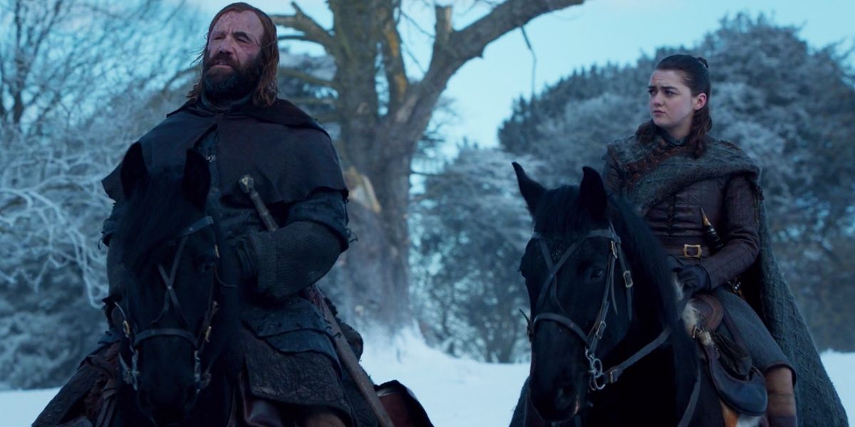 Arya y Sandor Clegane montando a caballo por la nieve en Juego de Tronos