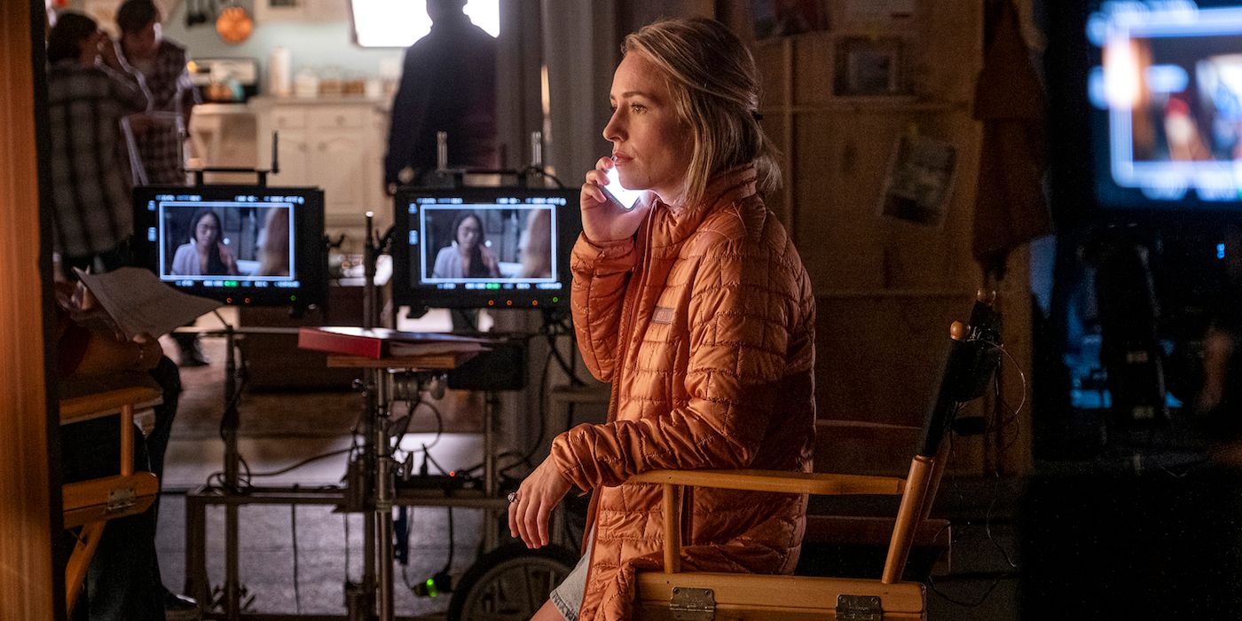 Sally Reed (interpretada por Sarah Goldberg) senta-se em um filme atrás de monitores em Barry