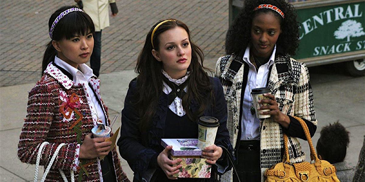 Blair holding coffee and a box while standing next to her friends in Gossip Girl
