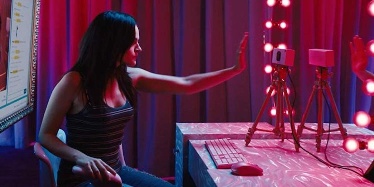 Netflix's Cam (2018), girl looking in the mirror 