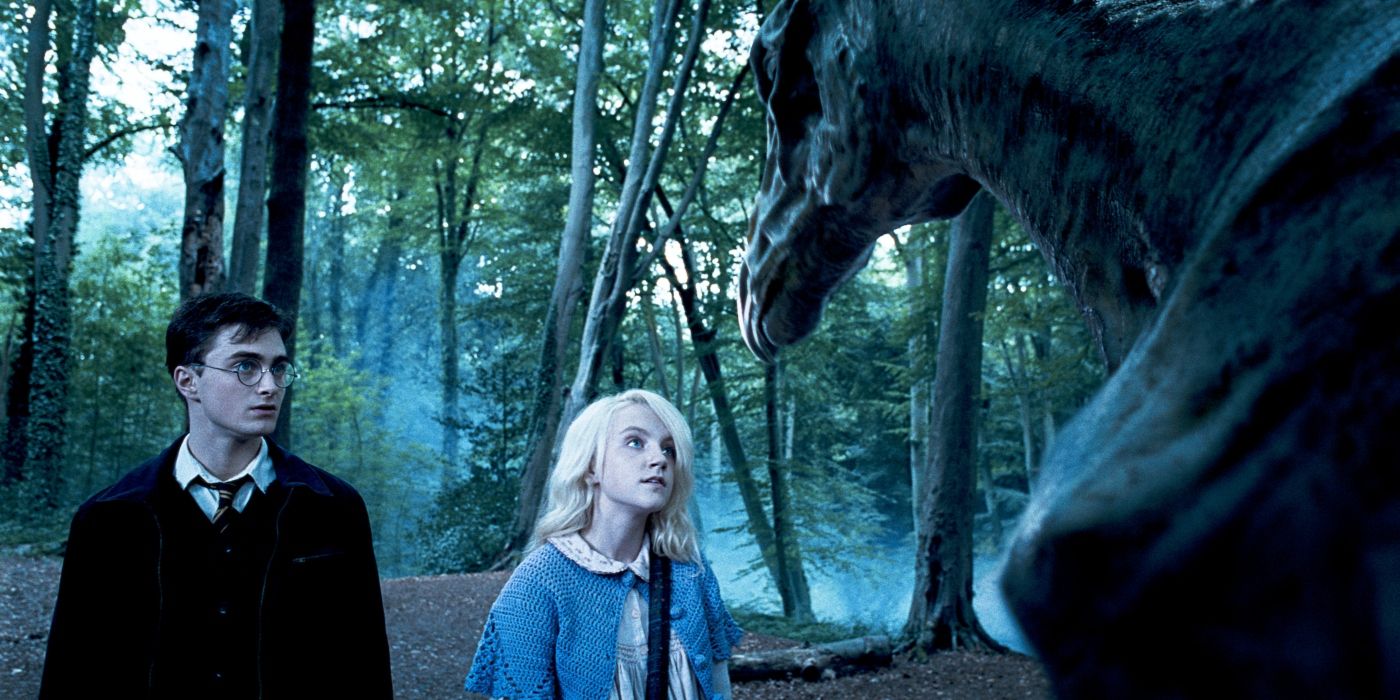 Harry Potter e Luna Lovegood em frente a uma criatura.