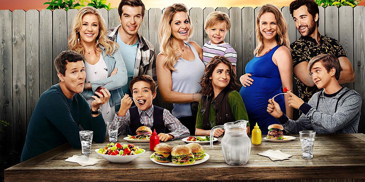 The family eating in their backyard - Fuller House