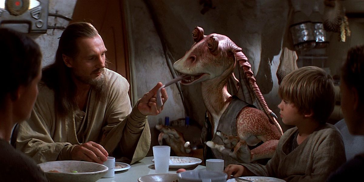 Jar Jar Binks eating with beside young Anakin - Star Wars - Episode I 