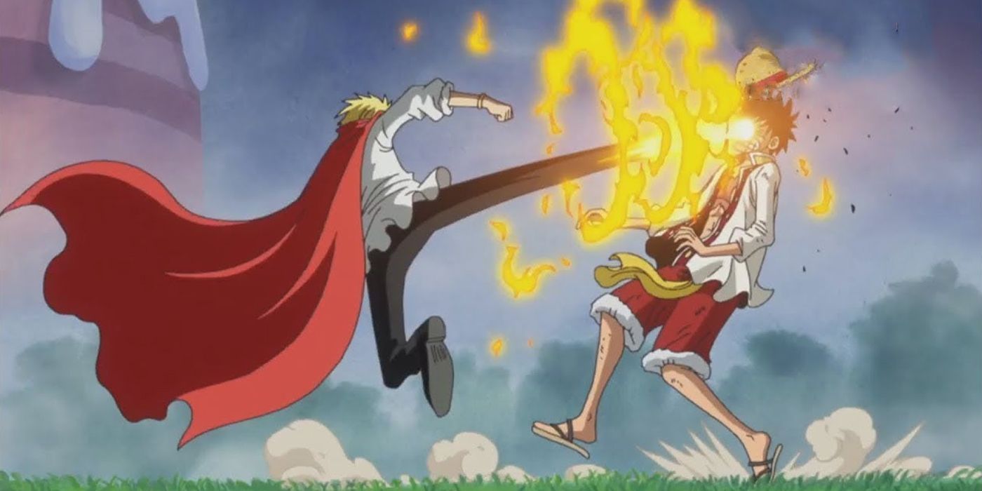 Luffy sendo chutado no rosto por Sanji de capa vermelha em One Piece