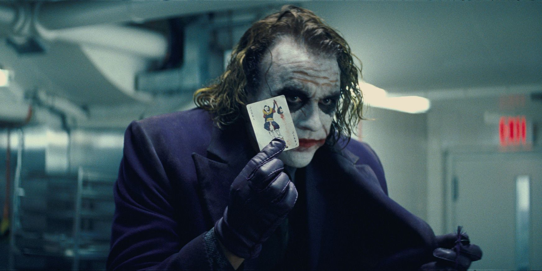 O Cavaleiro das Trevas - Heath Ledger como o Coringa segurando a carta do Coringa