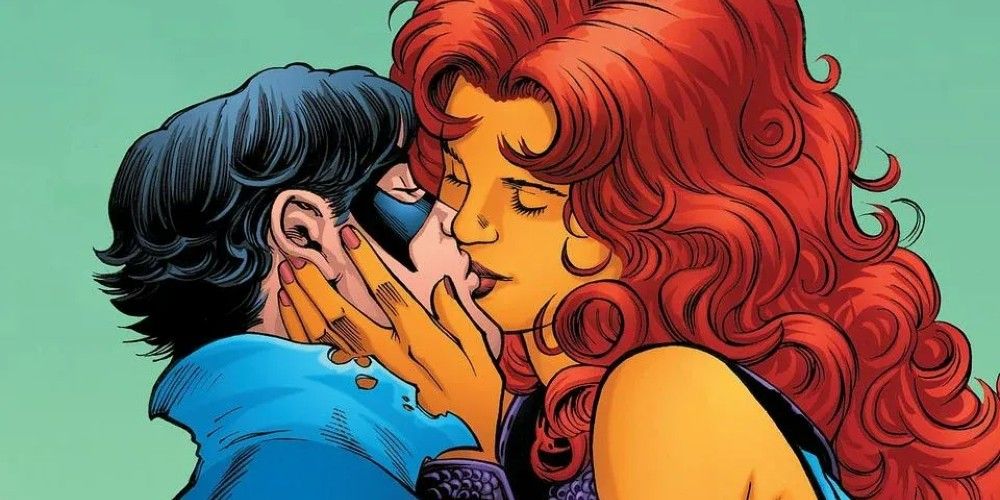 Nightwing and Starfire kiss comics