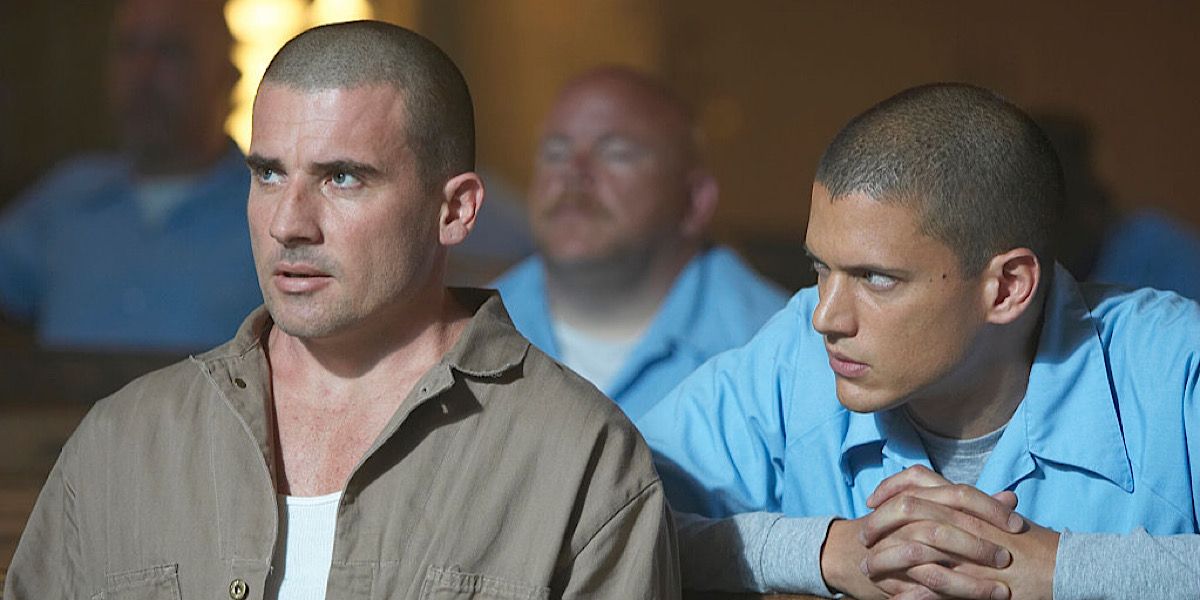 Scofield sitting behind Burrows in the prison pews in Prison Break