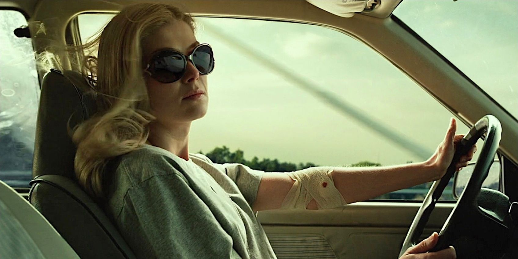 Rosamund Pike as Amy driving a car in Gone Girl 