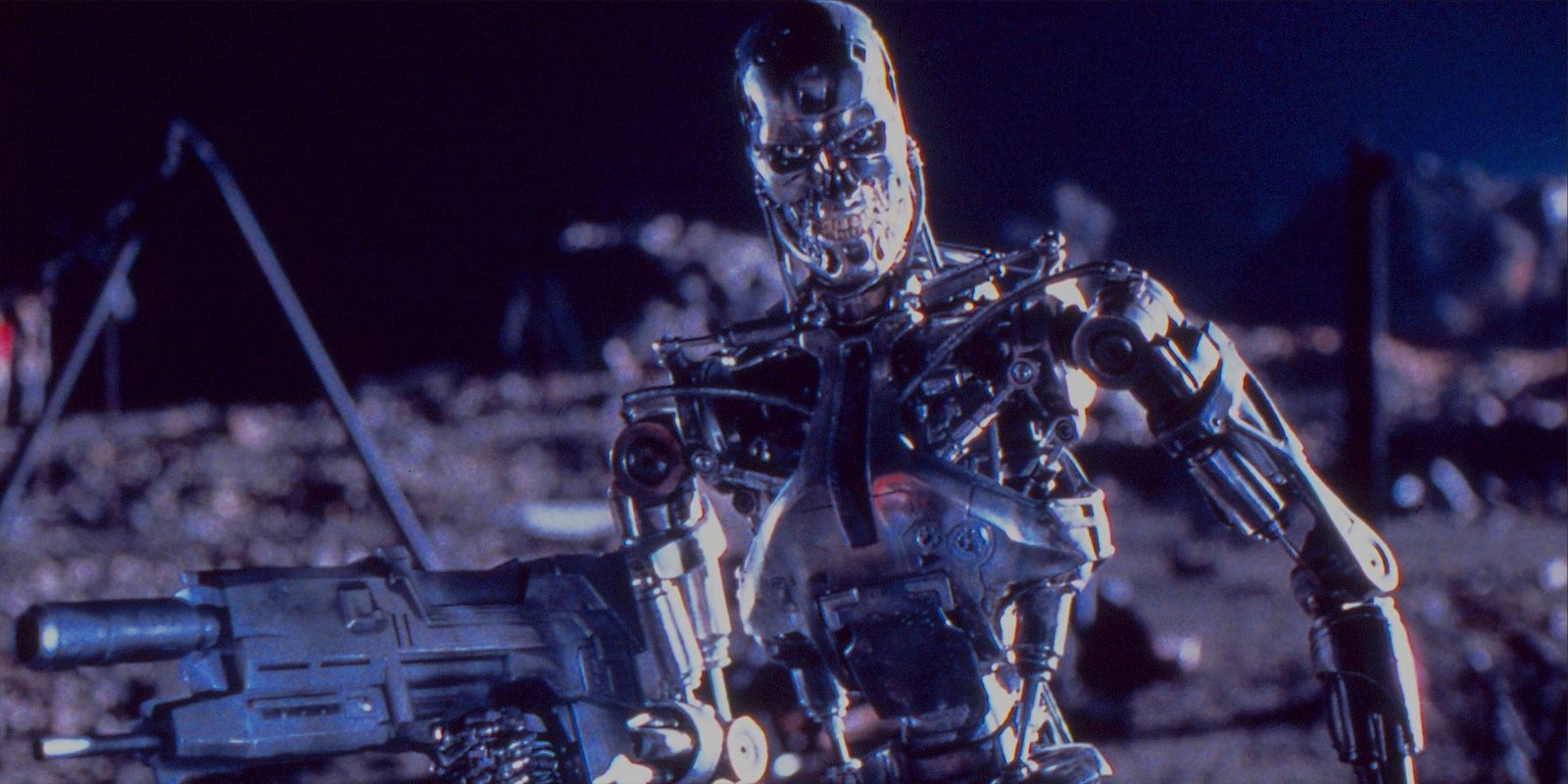 Um T-800 de Terminator 2: Judgment Day segurando uma arma