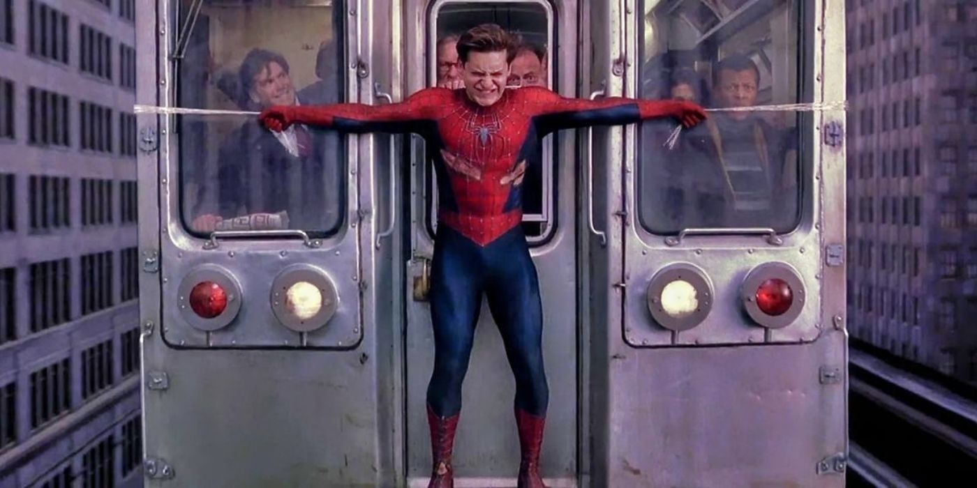 Peter Parker/Homem-Aranha para um trem em uma cena absolutamente icônica do filme Homem-Aranha 2 de Sam Raimi.