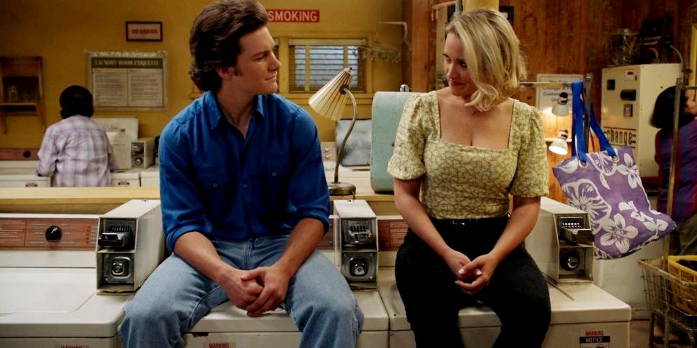 Georgie e Mandy, do jovem Sheldon, sorriem um para o outro enquanto se sentam nas máquinas de lavar de uma lavanderia