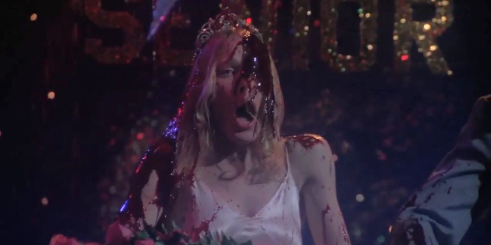 Carrie coberta de sangue em Carrie (1976).