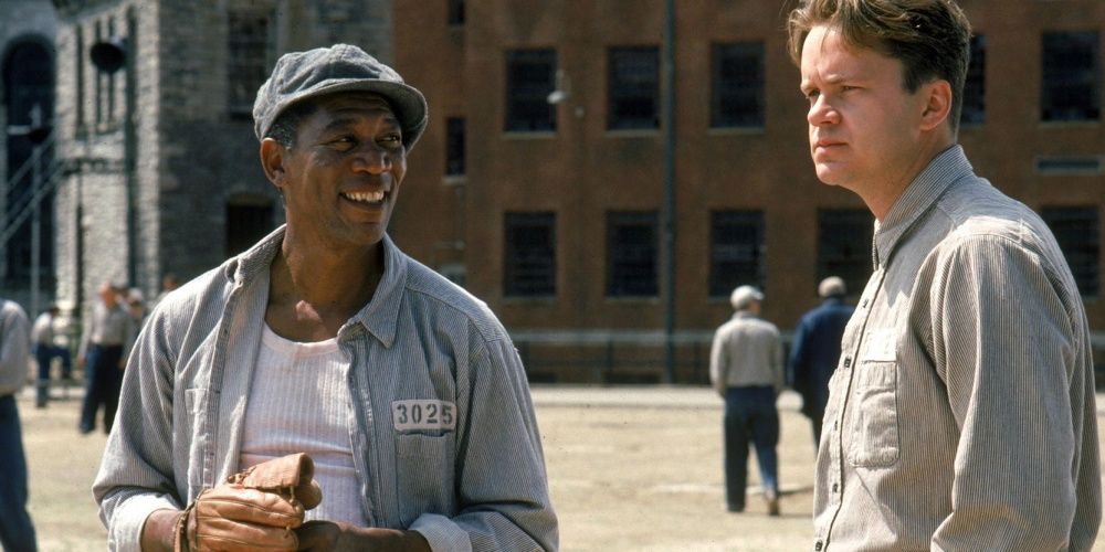 Redd e Andy Dufrene no pátio da prisão em Shawshank Redemption