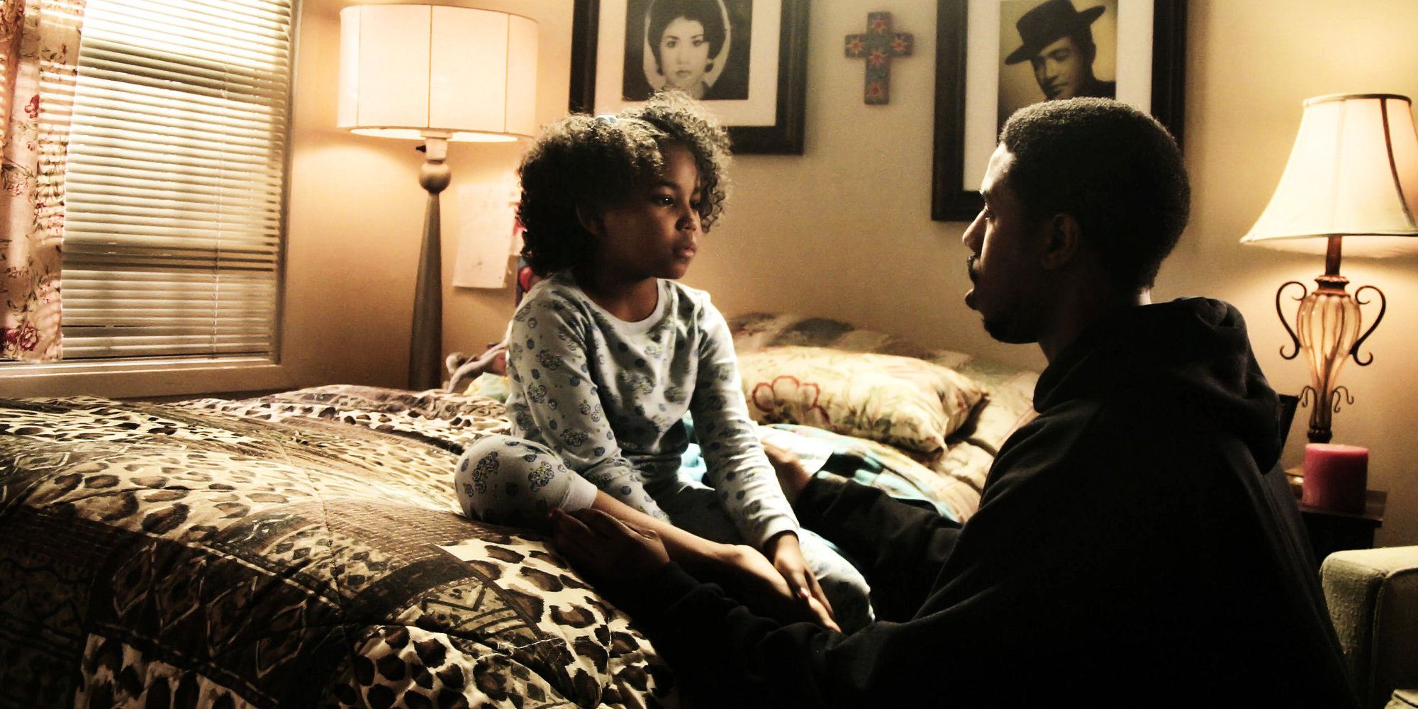 FRUITVALE STATION 2013 - MICHAEL B. JORDAN SITTING WITH DAUGHTER ON BED