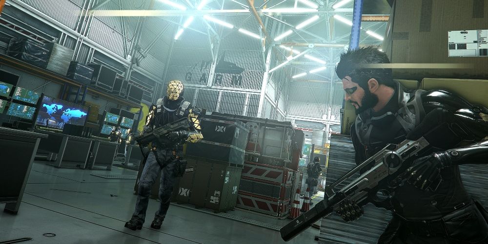 Adam Jensen prépare un retrait furtif dans le jeu Deus Ex: Mankind Divided