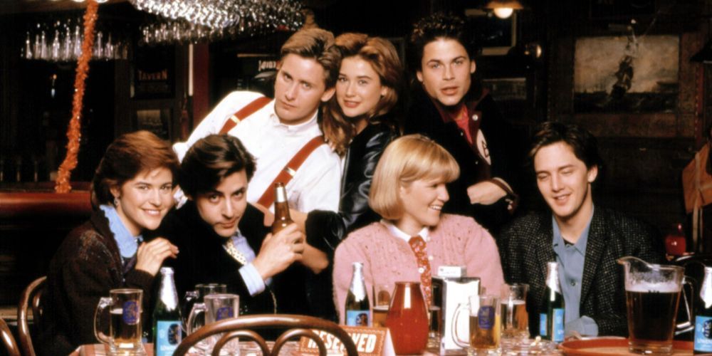 Main cast of St. Elmo's fire around a table having drinks