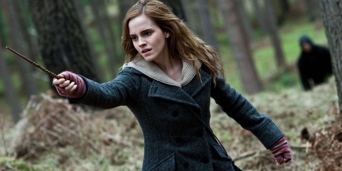 Hermione Granger pointing her wand In Harry Potter And The Deathly Hallows Part 1