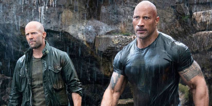 Hobbs e Shaw posando sob a chuva