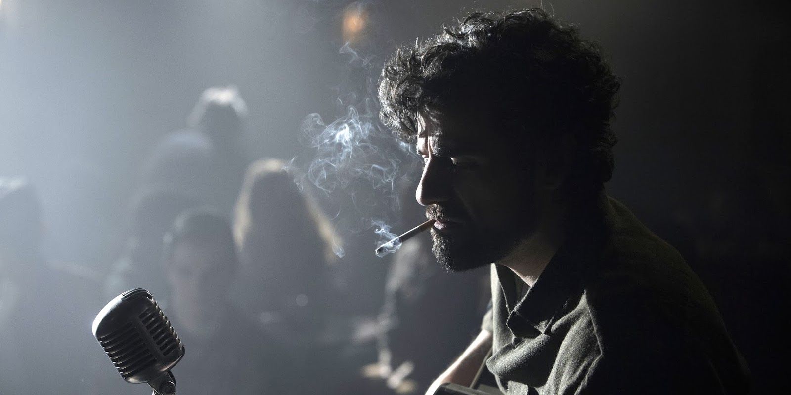 Inside Llewyn Davis - Oscar Isaac smoking and sining into microphone