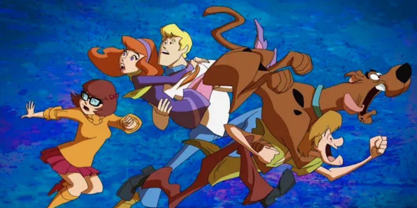 Velma, Daphne, Scooby, Fred, and Shaggy running away - What's New Scooby-Doo?
