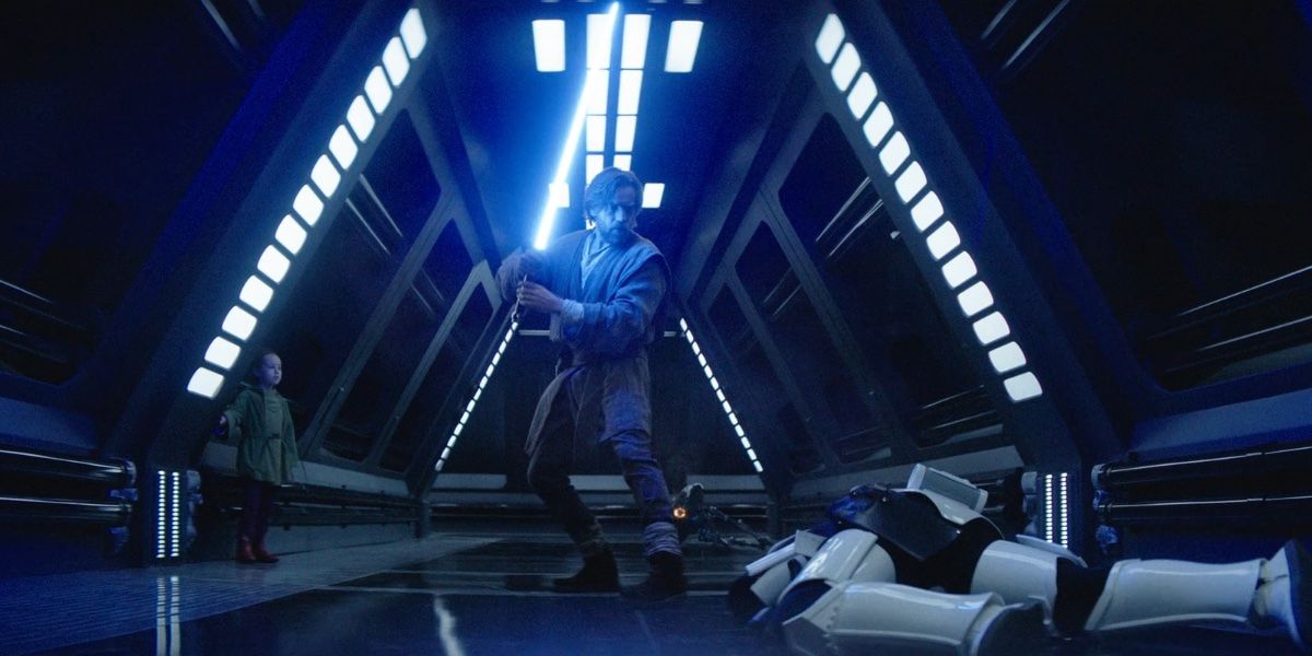 Obi-Wan com um sabre de luz no corredor durante o episódio 4