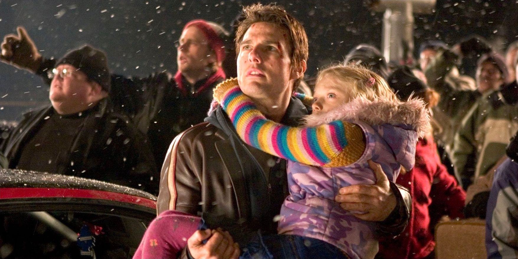 Tom Cruise as Ray Ferrier holding his daughter in War of The worlds