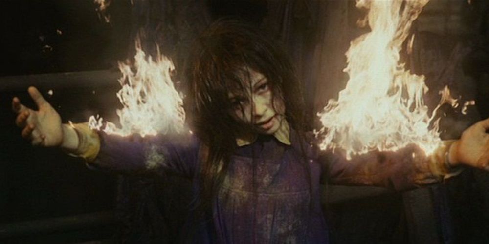 Dark Alessa mostra seus braços em chamas para Rose em Silent Hill