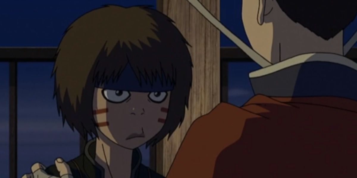 Smellerbee parece taciturno enquanto Longshot fala com ela em Avatar: The Last Airbender.