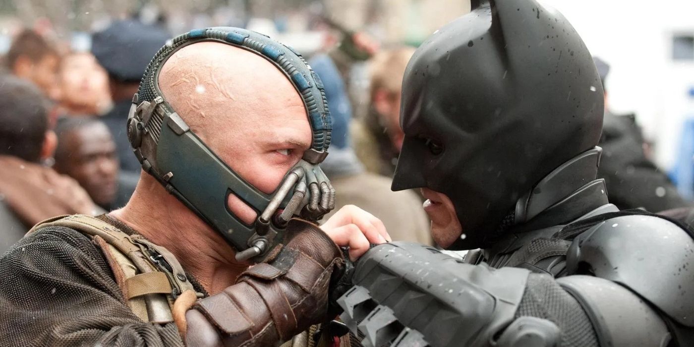 Bane enfrentando o Batman no filme de 2012, O Cavaleiro das Trevas Ressurge.
