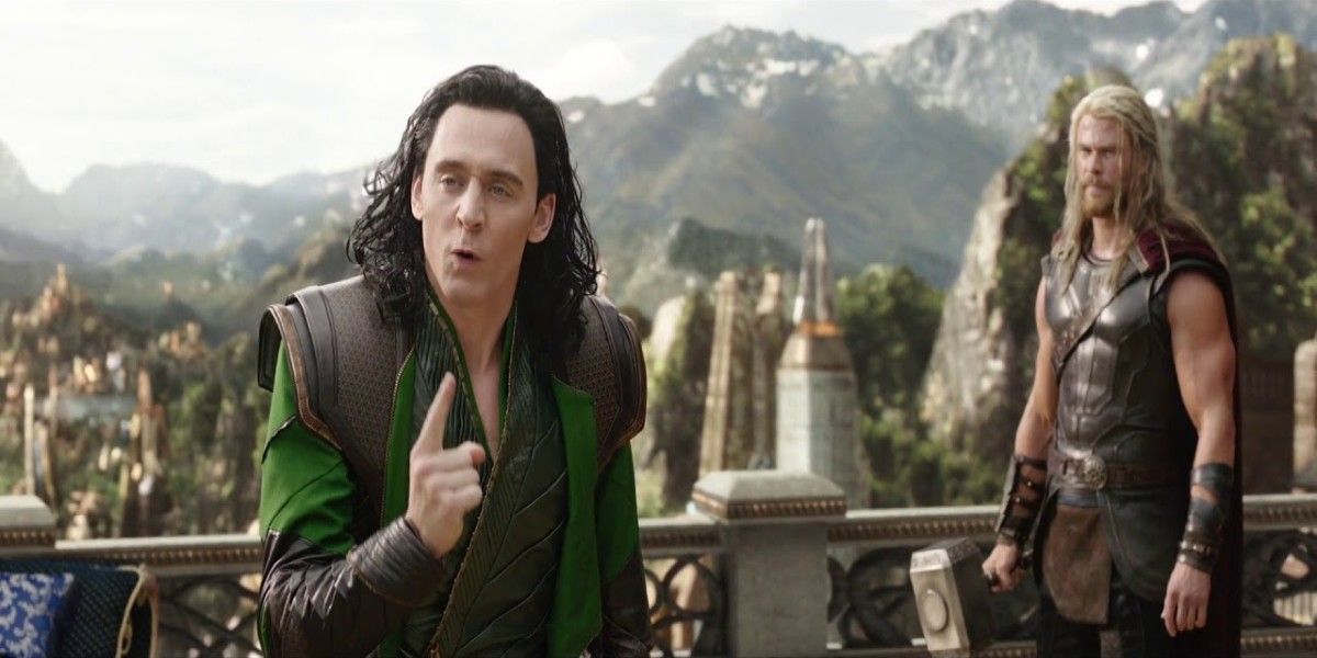 Loki adverte um capanga fracassado enquanto Thor observa Thor Ragnarok.