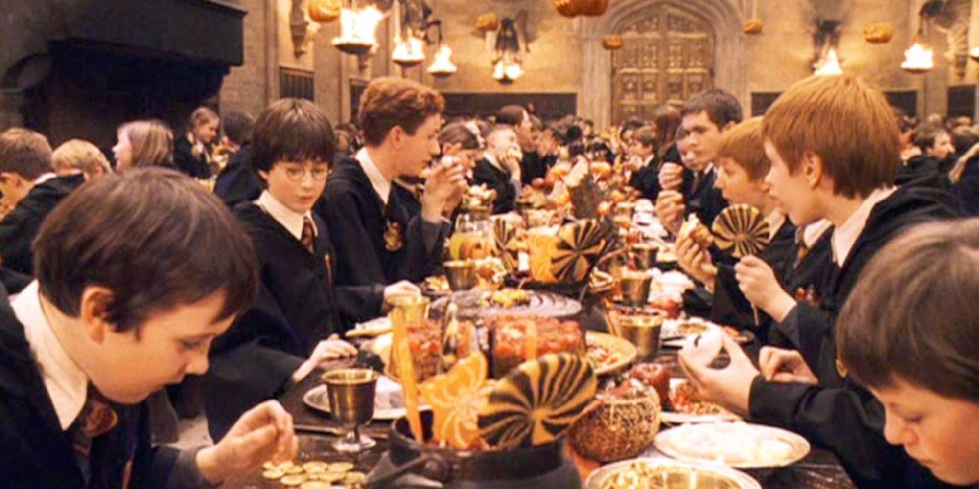 Alunos da Grifinória participam de um banquete em Hogwarts