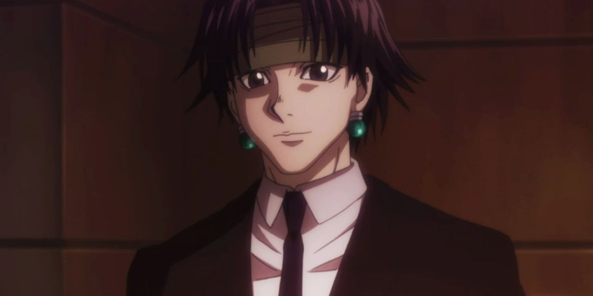 Chrollo Lucilfer está de terno e com a testa enfaixada em Hunter x Hunter.