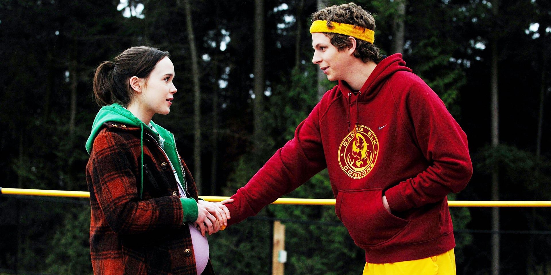Paulie touching Juno's pregnant belly in Juno