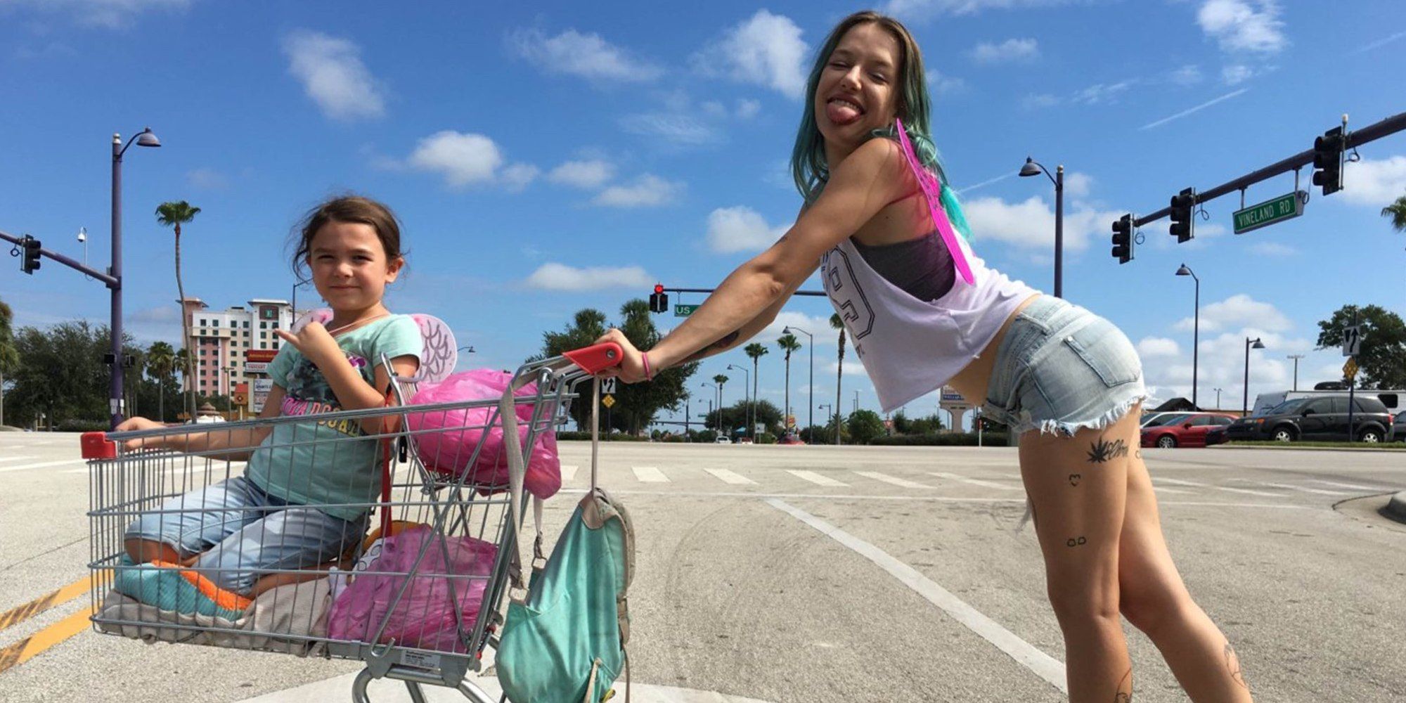 THE FLORIDA PROJECT 2017 GIRL IN TROLLEY CART