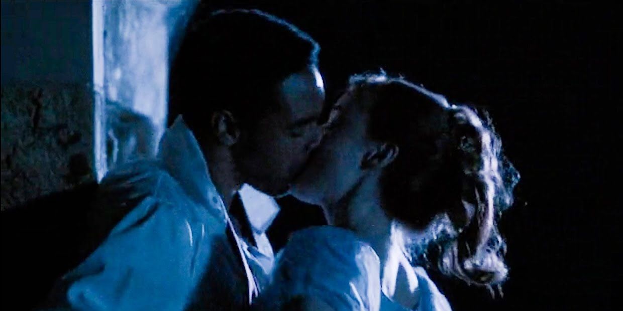 Simon and Daphne kiss in the dark in Bridgerton.