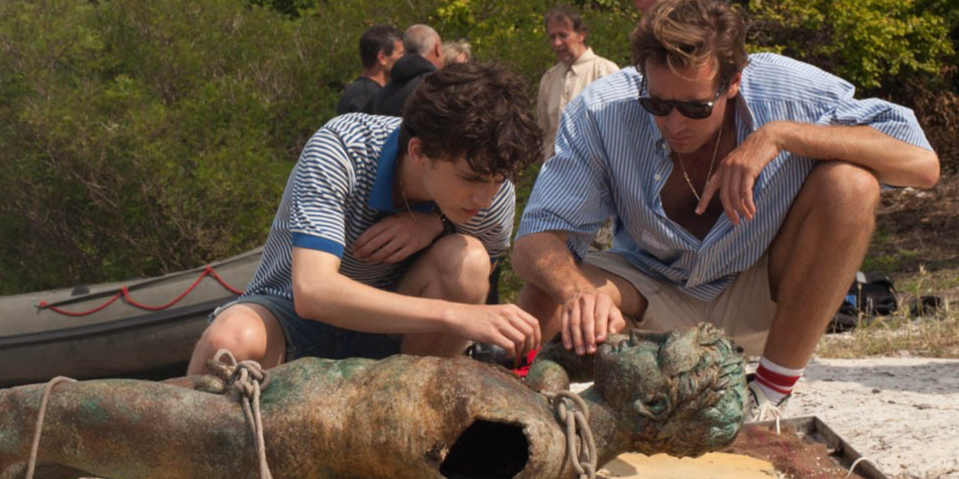 Elio e Oliver examinando uma estátua em Me Chame Pelo Seu Nome