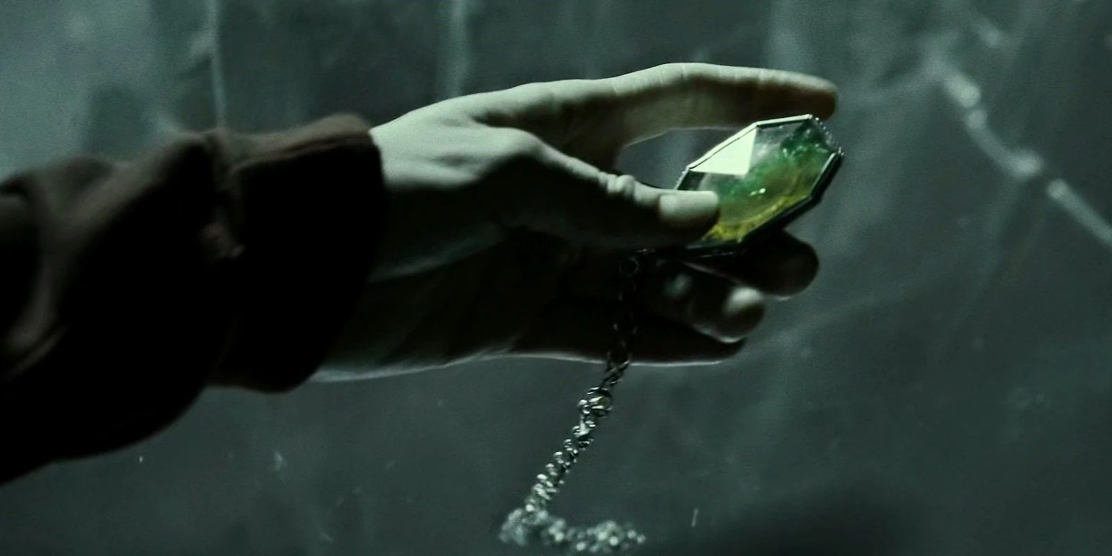 Harry segura o Medalhão da Sonserina Horcrux em Harry Potter.