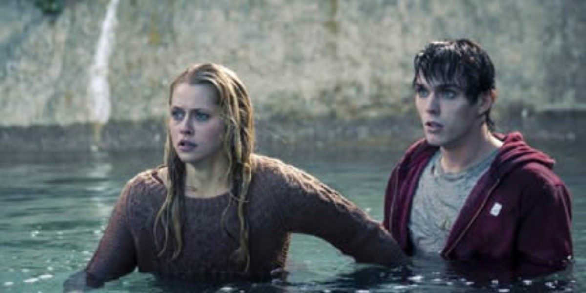 Julie and R submerged in water in Warm Bodies 