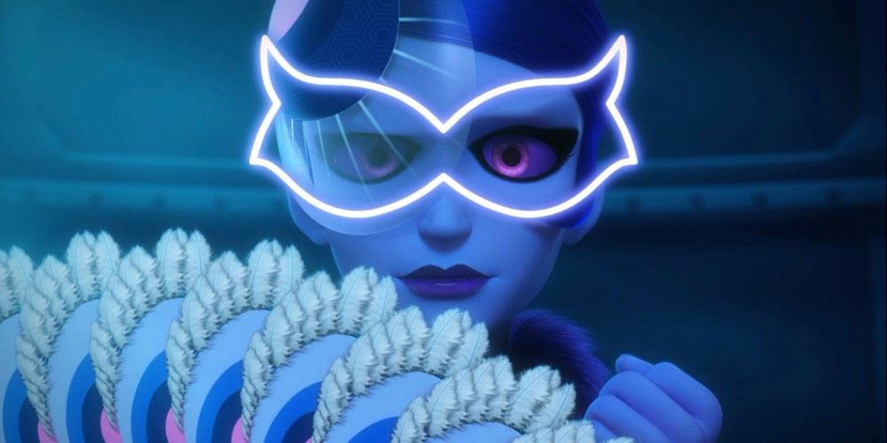 Mayura está segurando seu leque perto do rosto em Miraculous Ladybug.